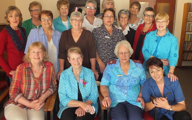 Voor vlnr is Francia van Dyk, Alice Bredenkamp, Linda Meyer en Anita van Dyk, met Alice se suster, Suzie Rademan agter haar, saam met die groep vriendinne wat oor ‘n koppie tee van Alice afskeid geneem het